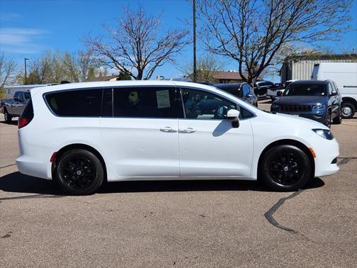 2022 Chrysler Voyager LX