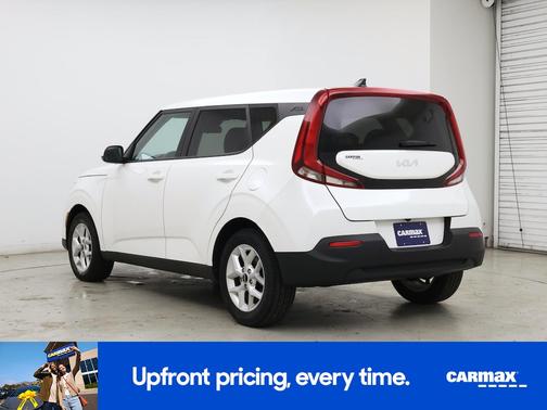 White 2022 Kia Soul LX