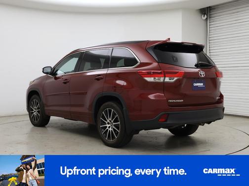 Red 2017 Toyota Highlander SE