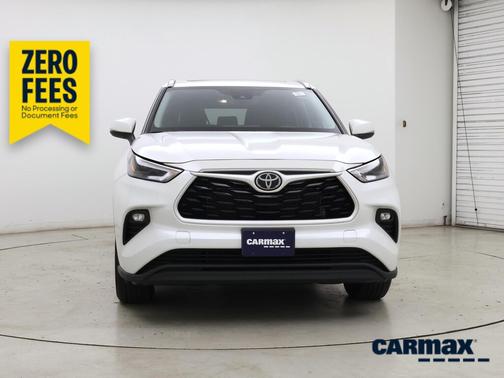 White 2023 Toyota Highlander XLE