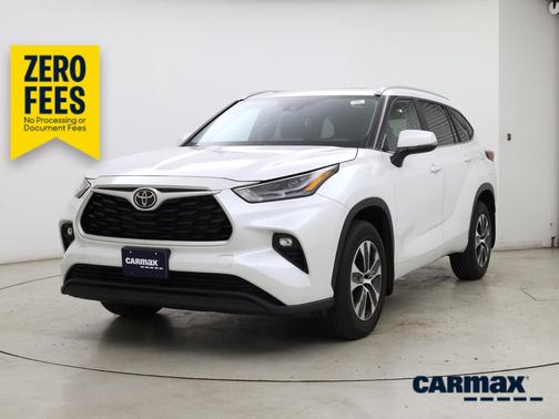White 2023 Toyota Highlander XLE