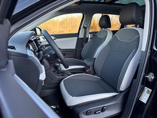 Deep Black 2026 Volkswagen Taos SE