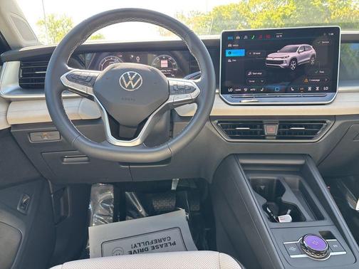 Deep Black 2026 Volkswagen Tiguan 2.0T SE 4MOTION