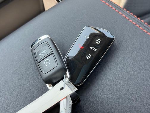 2025 Volkswagen Atlas 2.0T SE w/Technology 4MOTION