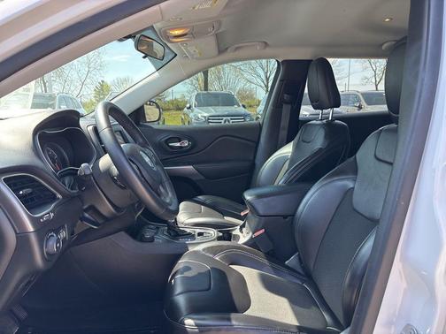 Bright White Clearcoat 2019 Jeep Cherokee Latitude Plus