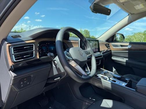 2025 Volkswagen Atlas 2.0T SE w/Technology 4MOTION