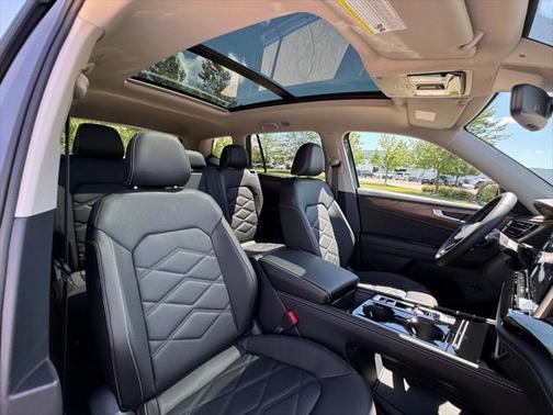 2025 Volkswagen Atlas 2.0T SE w/Technology 4MOTION