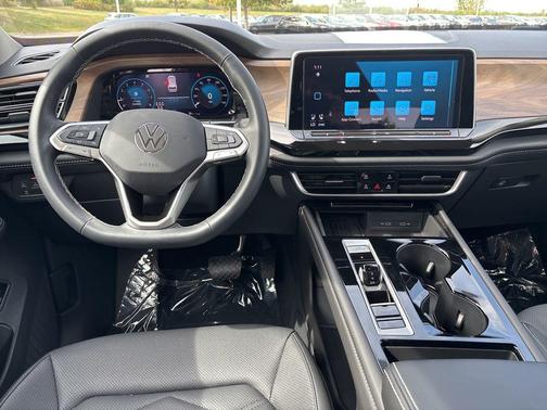2025 Volkswagen Atlas 2.0T SE w/Technology 4MOTION