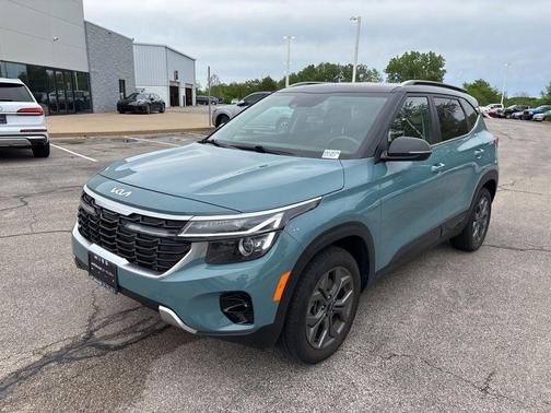Pluton Blue/Black Roof 2024 Kia Seltos S