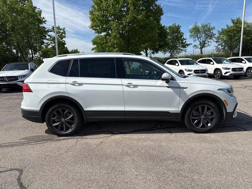 Pure White 2022 Volkswagen Tiguan 2.0T SE 4MOTION