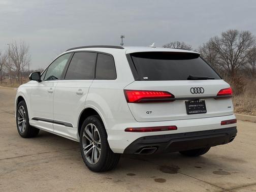 Glacier White 2026 Audi Q7 45 Premium