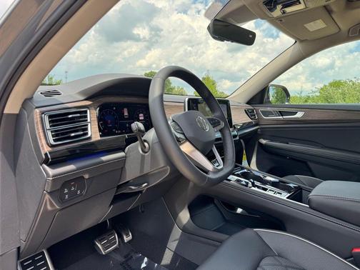 2025 Volkswagen Atlas 2.0T SEL Premium R-Line 4MOTION