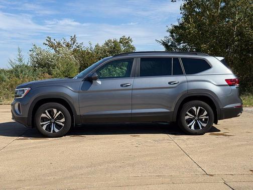 Platinum Gray 2024 Volkswagen Atlas 2.0T SE