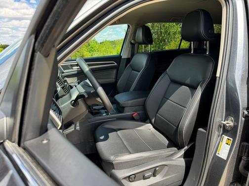 Platinum Gray Metallic 2023 Volkswagen Atlas 2.0T SE