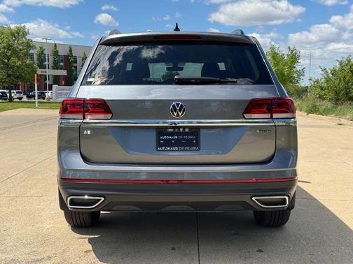 Platinum Gray Metallic 2023 Volkswagen Atlas 2.0T SE