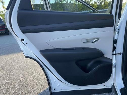 White 2025 Hyundai TUCSON SEL