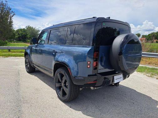 2025 Land Rover Defender 110 P400 X-Dynamic SE