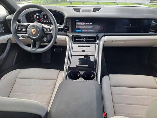 2025 Porsche Panamera 4