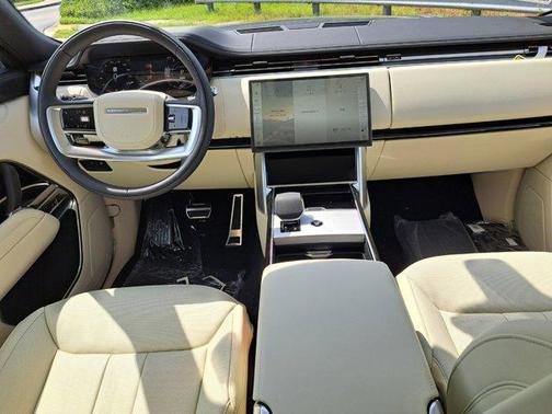 2025 Land Rover Range Rover P550e SE