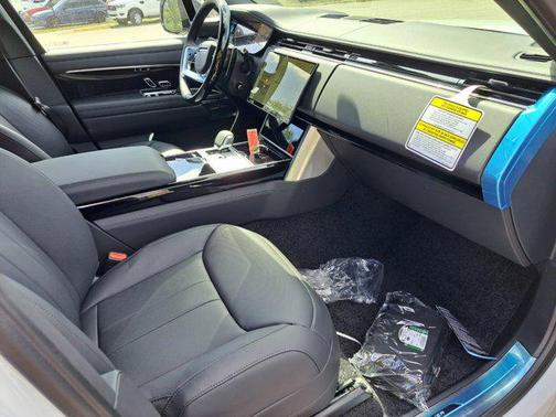 2025 Land Rover Range Rover P400 SE 7 Seat