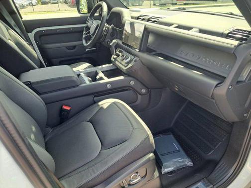 2025 Land Rover Defender V8