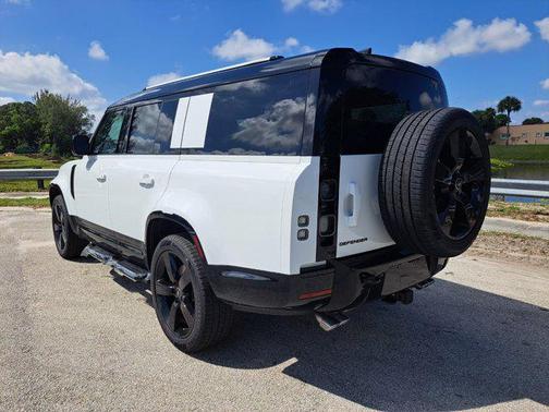 2025 Land Rover Defender V8