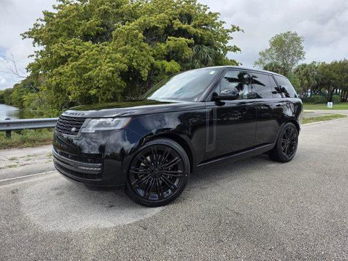 Santorini Black Metallic 2026 Land Rover Range Rover P400 SE