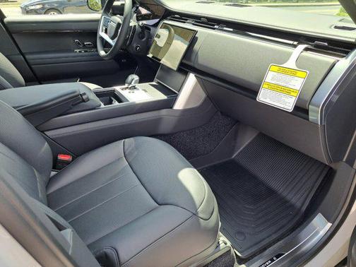 2025 Land Rover Range Rover P615 SV
