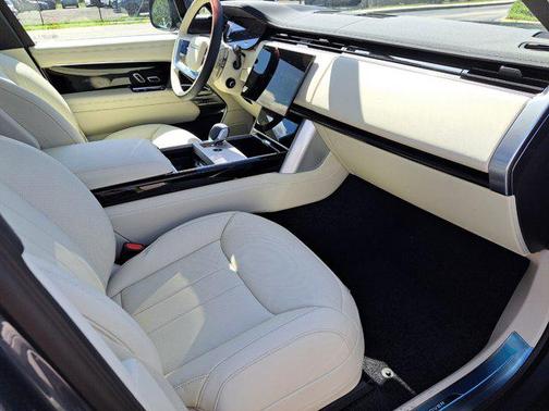2025 Land Rover Range Rover P550e SE