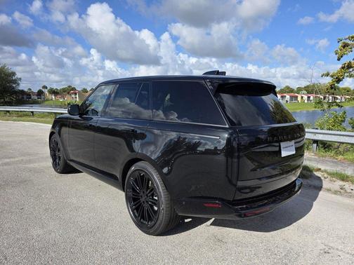 Santorini Black Metallic 2026 Land Rover Range Rover P400 SE