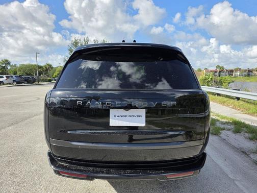 Santorini Black Metallic 2026 Land Rover Range Rover P400 SE