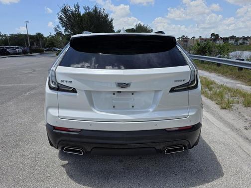 Crystal White Tricoat 2022 Cadillac XT4 Sport