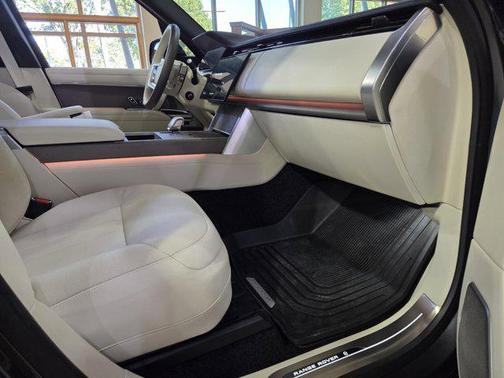 2025 Land Rover Range Rover P615 SV