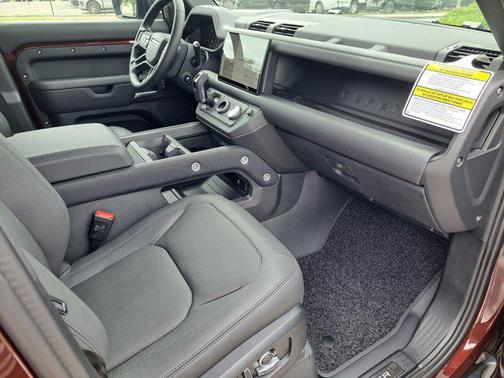 2025 Land Rover Defender 130 P400 Outbound