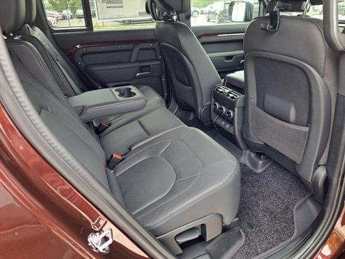 2025 Land Rover Defender 130 P400 Outbound