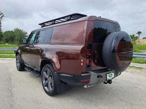 2025 Land Rover Defender 130 P400 Outbound