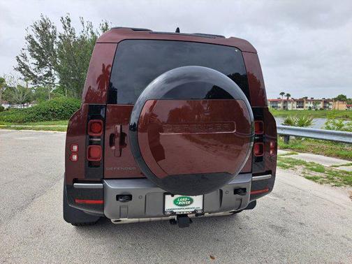 2025 Land Rover Defender 130 P400 Outbound