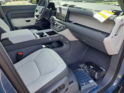 2025 Land Rover Defender 110 P300
