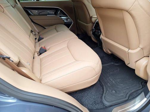 2026 Land Rover Range Rover P550e SE