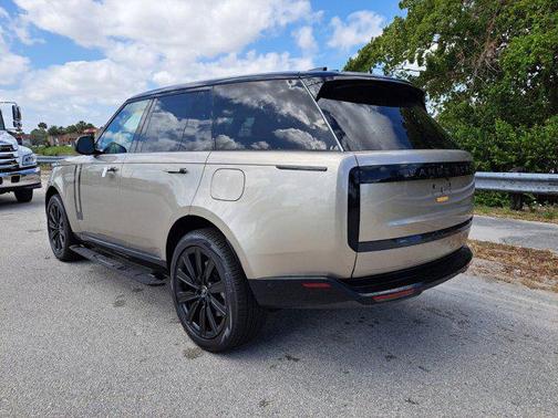 2025 Land Rover Range Rover P550e SE