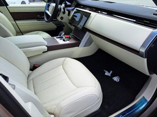 2025 Land Rover Range Rover P550e SE