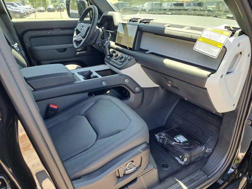 2025 Land Rover Defender 130 P400 X-Dynamic SE