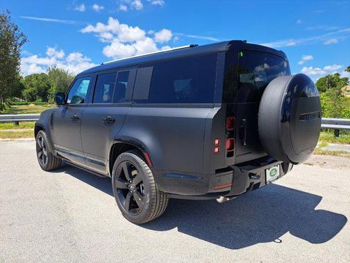 2025 Land Rover Defender 130 P400 X-Dynamic SE