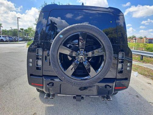 2025 Land Rover Defender V8