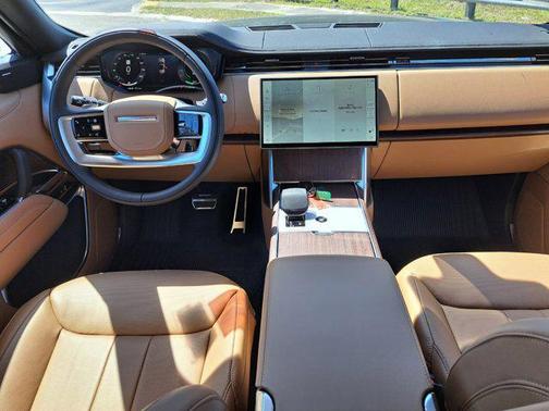 2025 Land Rover Range Rover P550e SE