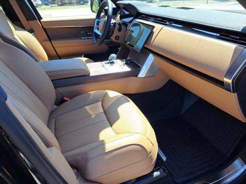 2025 Land Rover Range Rover P550e SE