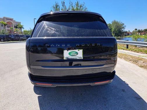 2025 Land Rover Range Rover P550e SE