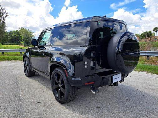 2025 Land Rover Defender V8