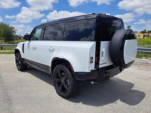 2025 Land Rover Defender 110 P400 X-Dynamic SE