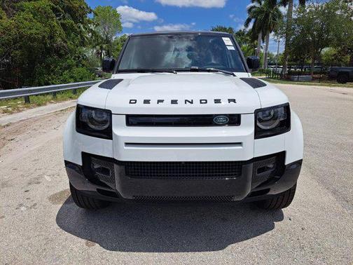 2025 Land Rover Defender 110 P400 X-Dynamic SE